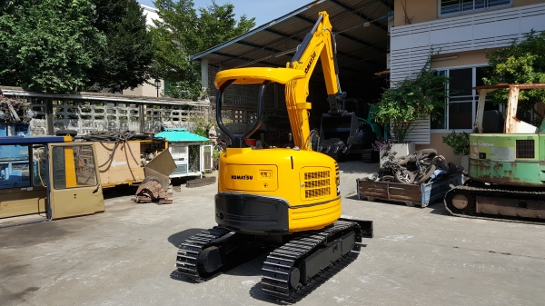 ขาย รถขุด KOMATSU รุ่น PC30FR มือสองญี่ปุ่น แทรกเหล็ก สลักบูท เอวแน่น 100\% สวยพร้อมใช้งาน มือถือ/LINE ID :0818753444