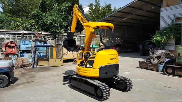 ขาย รถขุด KOMATSU รุ่น PC30FR มือสองญี่ปุ่น แทรกเหล็ก สลักบูท เอวแน่น 100\% สวยพร้อมใช้งาน มือถือ/LINE ID :0818753444