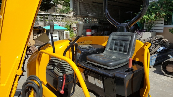 ขาย รถขุด KOMATSU รุ่น PC30FR มือสองญี่ปุ่น แทรกเหล็ก สลักบูท เอวแน่น 100\% สวยพร้อมใช้งาน มือถือ/LINE ID :0818753444