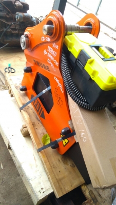 หัวแย็ก TRB680 ใส่ PC40, 50, 60 ของใหม่พึ่งนำเข้ามาจากญี่ปุ่น มีอุปกรณ์ครบ มีเกจวัดแรงดัน มีถังไนโตร