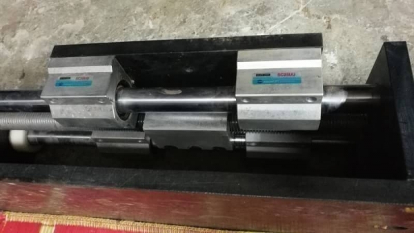 1,500 บ. ส่งฟรี083-2000058  LINE ID: line832923 ชุดแท่นเลื่อนสไลด์พร้อมหมุนเลื่อนซ้าย-ขวาด้วยเกลียวเลื่อนบังคับทิศทางใช้ทำประกอบเครื่องจักร ทำเครื่องกลึ่ง เครื่องCNC ได้ ระยะช่วงเลื่อนบนเพลา 42 cm. ทั้งชุดยาวรวมมือหมุนยาว 68 cm. 1 เพลามีชุดลูกเลื่อน 2 ตัว