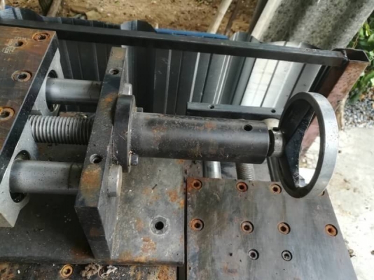 1,500 บ. ส่งฟรี083-2000058  LINE ID: line832923 ชุดแท่นเลื่อนสไลด์พร้อมหมุนเลื่อนซ้าย-ขวาด้วยเกลียวเลื่อนบังคับทิศทางใช้ทำประกอบเครื่องจักร ทำเครื่องกลึ่ง เครื่องCNC ได้ ระยะช่วงเลื่อนบนเพลา 42 cm. ทั้งชุดยาวรวมมือหมุนยาว 68 cm. 1 เพลามีชุดลูกเลื่อน 2 ตัว