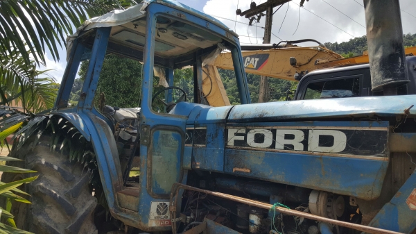 รถไถ  FORD  8210.     สนใจติดต่อ  081 - 6079515