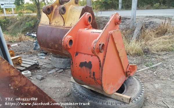 FROM JAPAN สินค้าเก่านอกBUCKET บุ๊งกี๋สำหรับรถขุดไซค์100 ,120 / สลัก 65 มิล/ แบบปากแคบ /มีปีกข้าง / 3 ฟัน / ราคาเพียง(ใบละ) 25,000 บาท สนใจรีบติดต่อ 0819337688