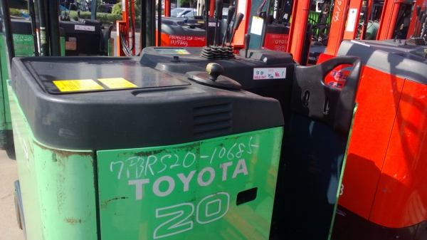 รถยกไฟฟ้าโตโยต้ารุ่น 7 น้ำหนักยก 2 ตัน เสาสูง 7 เมตร มีให้เลือกหลายคัน