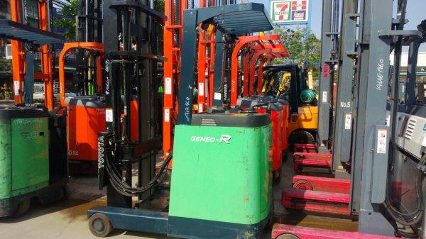 รถยกไฟฟ้าโตโยต้ารุ่น 7 น้ำหนักยก 2 ตัน เสาสูง 7 เมตร มีให้เลือกหลายคัน