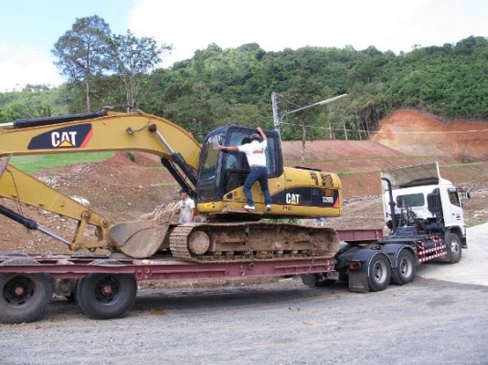 รถแบคโฮ ยี่ห้อ CAT รุ่น 320D