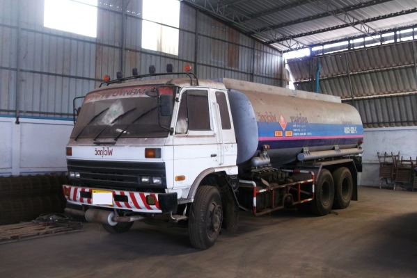 NISSAN  UD 177แรงม้า ถังบรรทุกน้ำมันเอกสารเล่มทะเบียน