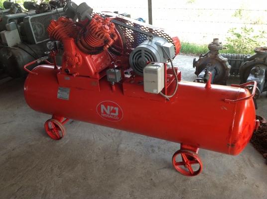 ขายเครื่องปั้มลมเก่าญี่ปุ่นยี่ห้อ  EARTH FUJI   รุ่นใหม่ ขนาดถัง 317 ลิตร ขนาด 4 สูบ ทูสเตด  ไฟ 380 V สภาพสวยมากๆพร้อมใช้งานสีเดิมจากญี่ปุ่น.