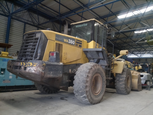 รถตักล้อยาง WA380-5 KOMATSU รถสวยครับ เครื่องดี ไฟเต็ม แอร์เย็นเฉียบ ใช้งานได้เลย มาถึงไทยแล้วครับ เชิญมาทดสอบได้แล้ว ราคาถูกครับ ติดต่อ มานะ 085-9049669