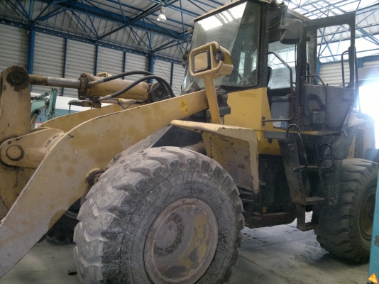 รถตักล้อยาง WA380-5 KOMATSU รถสวยครับ เครื่องดี ไฟเต็ม แอร์เย็นเฉียบ ใช้งานได้เลย มาถึงไทยแล้วครับ เชิญมาทดสอบได้แล้ว ราคาถูกครับ ติดต่อ มานะ 085-9049669