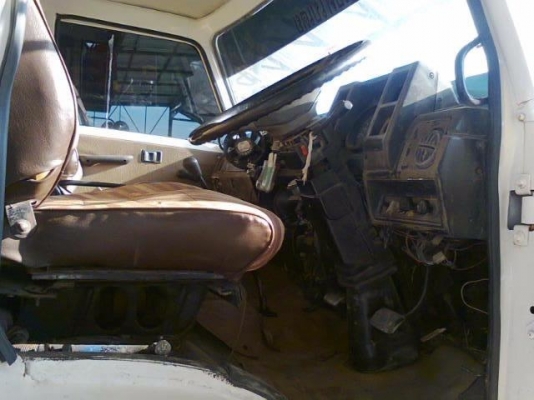 ISUZU JUMBO 200 HP 6SA1 รถหางปลาสิบล้อ 2 เพลา ช่วงล่างคัชซีสวยใหญ่มาก เครื่องแรงดีไม่เยิ้ม ภายในเก๋งสวยบางเดิมๆ คอนโซลสวย แอร์เย็น พวงมาลัยเพาเวอร์ ใช้ลาก CAT 320D ได้สบายไม่มีปัญหา ยางสภาพดี 10 เส้น 80\%. พร้อมใช้งาน ทะเบียนภาษีเต็มครบพร้อมโอน ราคาต่อรองไ