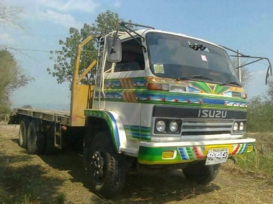 ISUZU JUMBO 200 HP 6SA1 รถหางปลาสิบล้อ 2 เพลา ช่วงล่างคัชซีสวยใหญ่มาก เครื่องแรงดีไม่เยิ้ม ภายในเก๋งสวยบางเดิมๆ คอนโซลสวย แอร์เย็น พวงมาลัยเพาเวอร์ ใช้ลาก CAT 320D ได้สบายไม่มีปัญหา ยางสภาพดี 10 เส้น 80\%. พร้อมใช้งาน ทะเบียนภาษีเต็มครบพร้อมโอน ราคาต่อรองไ