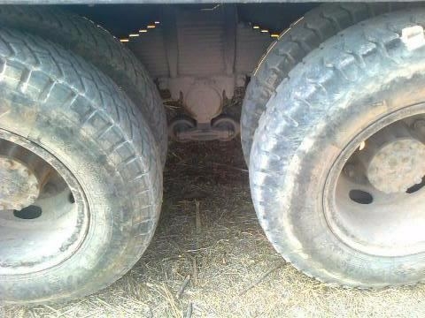 ISUZU JUMBO 200 HP 6SA1 รถหางปลาสิบล้อ 2 เพลา ช่วงล่างคัชซีสวยใหญ่มาก เครื่องแรงดีไม่เยิ้ม ภายในเก๋งสวยบางเดิมๆ คอนโซลสวย แอร์เย็น พวงมาลัยเพาเวอร์ ใช้ลาก CAT 320D ได้สบายไม่มีปัญหา ยางสภาพดี 10 เส้น 80\%. พร้อมใช้งาน ทะเบียนภาษีเต็มครบพร้อมโอน ราคาต่อรองไ