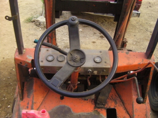 รถยกTCM3ตันเครื่องอีซูซุดีเซลเกียร์Autoเสาสูง5เมตรยางตันหน้าหลังรถนอกไม่มีงาราคา150,000บาท