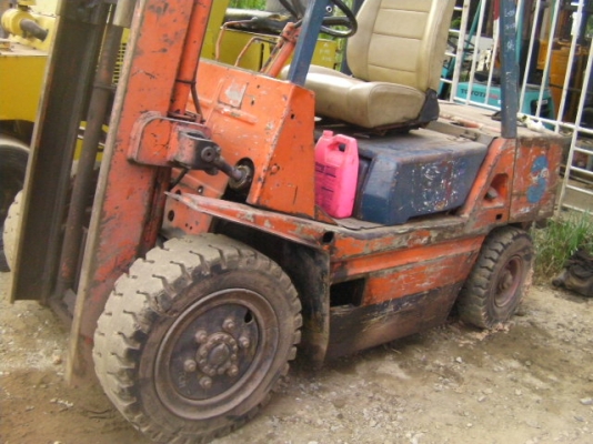 รถยกTCM3ตันเครื่องอีซูซุดีเซลเกียร์Autoเสาสูง5เมตรยางตันหน้าหลังรถนอกไม่มีงาราคา150,000บาท