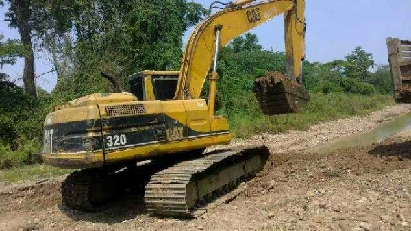 ขายรถแบคโฮ CAT 320 V.2 เครื่องเดิม ปั้มเดิม ไฟฟ้าใช้งานได้ เอกสารใบอิมวอย ราคาย้อมๆ สนใจโทร