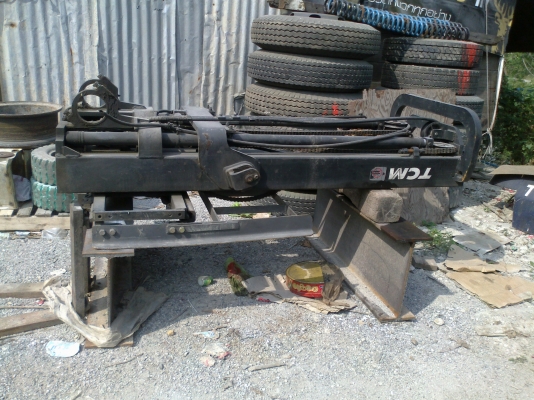 ขายเสารถยกT.C.M 3 ตัน เสาพิเศษ  3 ท่อน ยกได้สูง 4.80 เมตรสไลด์ได้ พร้อมงายก T.0894071471