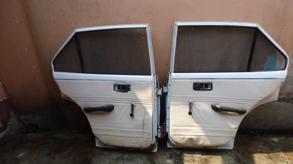 ประตูคู่หลัง TOYOTA    RT81ครับ