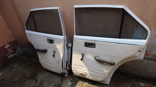 ประตูคู่หลัง TOYOTA    RT81ครับ