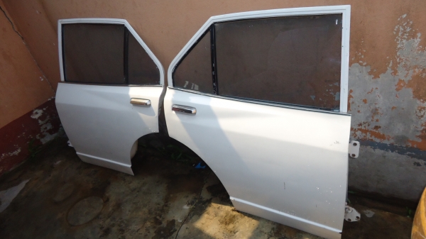 ประตูคู่หลัง TOYOTA    RT81ครับ