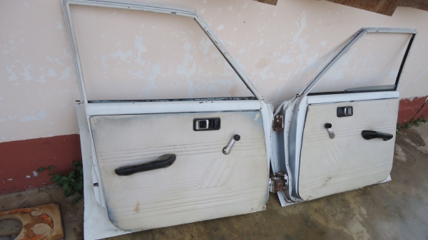 ประตูคู่หน้า TOYOTA    RT81ครับ