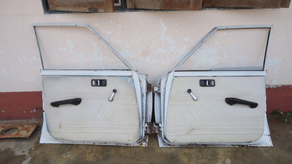 ประตูคู่หน้า TOYOTA    RT81ครับ