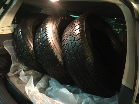 ยาง Bridgestone 265 65 17 กลางปี16 ดอกเต็ม ไม่มีปะ ใช้ยาว ราคาไม่แพง