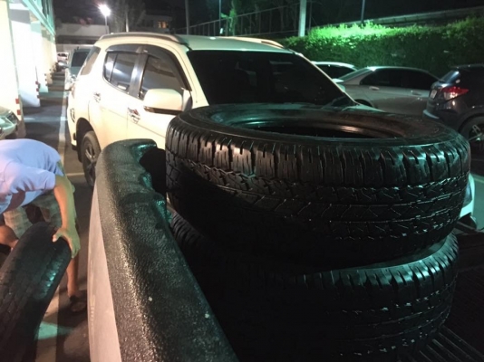 ยาง Bridgestone 265 65 17 กลางปี16 ดอกเต็ม ไม่มีปะ ใช้ยาว ราคาไม่แพง