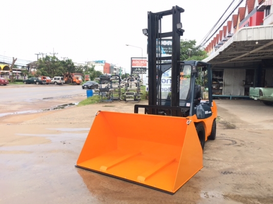 ขายรถโฟลคลิฟท์ TOYOTA  7FD25  , เสายกสูง 5 เมตร , เครื่องยนต์ดีเซล 2Z ,งาปรับคว่ำหงาย , ปุ้งกี๋ ปากกว้าง 2.0 เมตร , รถนำเข้าแท้จากญี่ปุ่น 100\%  ( รถไม่เคยใช้งานในเมืองไทย นำเข้าจากญี่ปุ่น )