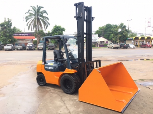 ขายรถโฟลคลิฟท์ TOYOTA  7FD25  , เสายกสูง 5 เมตร , เครื่องยนต์ดีเซล 2Z ,งาปรับคว่ำหงาย , ปุ้งกี๋ ปากกว้าง 2.0 เมตร , รถนำเข้าแท้จากญี่ปุ่น 100\%  ( รถไม่เคยใช้งานในเมืองไทย นำเข้าจากญี่ปุ่น )