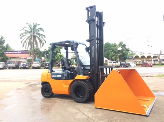 ขายรถโฟลคลิฟท์ TOYOTA  7FD25  , เสายกสูง 5 เมตร , เครื่องยนต์ดีเซล 2Z ,งาปรับคว่ำหงาย , ปุ้งกี๋ ปากกว้าง 2.0 เมตร , รถนำเข้าแท้จากญี่ปุ่น 100\%  ( รถไม่เคยใช้งานในเมืองไทย นำเข้าจากญี่ปุ่น )