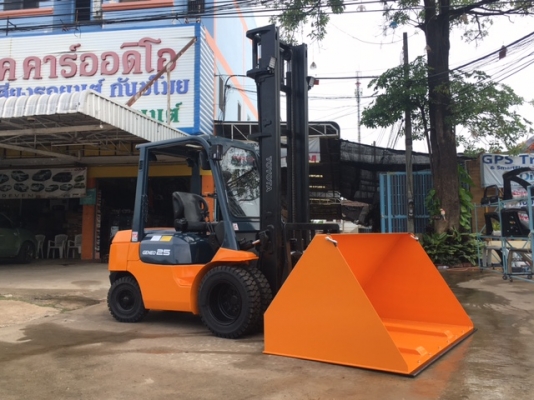 ขายรถโฟลคลิฟท์ TOYOTA  7FD25  , เสายกสูง 5 เมตร , เครื่องยนต์ดีเซล 2Z ,งาปรับคว่ำหงาย , ปุ้งกี๋ ปากกว้าง 2.0 เมตร , รถนำเข้าแท้จากญี่ปุ่น 100\%  ( รถไม่เคยใช้งานในเมืองไทย นำเข้าจากญี่ปุ่น )