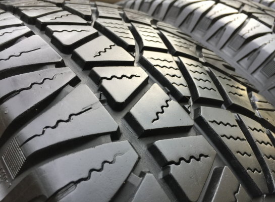 ยาง Michelin 225 70 15 ปลายปี15 ดอกเต็ม ไม่มีปะ ใช้ยาว ราคาไม่แพง