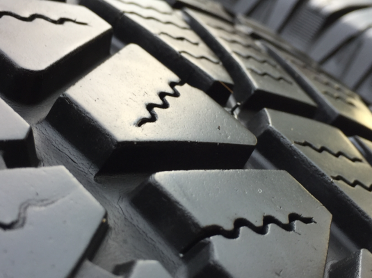 ยาง Michelin 225 70 15 ปลายปี15 ดอกเต็ม ไม่มีปะ ใช้ยาว ราคาไม่แพง