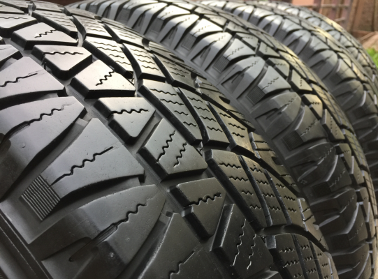 ยาง Michelin 225 70 15 ปลายปี15 ดอกเต็ม ไม่มีปะ ใช้ยาว ราคาไม่แพง