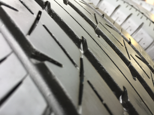 ยาง Bridgestone 215 60 16 ปลายปี16 ดอกเต็ม ไม่มีปะ ใช้ยาว ราคาไม่แพง