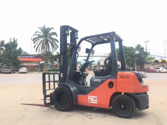 ขายรถโฟลคลิฟท์ TOYOTA 52- 8FD25 ,678 ชั่วโมง, ออโต รถปี 2014 ล่าสุด , เสายกสูง 4 เมตร , เครื่องยนต์ดีเซล 3Z ,งาปรับคว่ำหงาย ,  รถนำเข้าแท้จากญี่ปุ่น 100\%  ( รถไม่เคยใช้งานในเมืองไทย นำเข้าจากญี่ปุ่น )