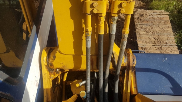 KOMATSU PC60-6 รถสวย เครื่องดี ปั้มไม่โหลด ทำงานดี สภาพพร้อมใช้งาน มีหัวคีบและบุ้งกี๋ ราคาต่อรองได้ 
