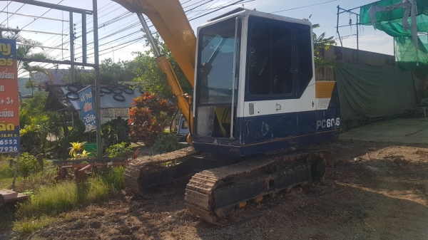 KOMATSU PC60-6 รถสวย เครื่องดี ปั้มไม่โหลด ทำงานดี สภาพพร้อมใช้งาน มีหัวคีบและบุ้งกี๋ ราคาต่อรองได้ 