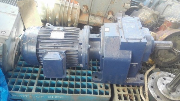 ** SOLD ** มอเตอร์เกียร์อิตาลี่ MOTOVARIO ITALY 10 HP ทด 1:45 ไฟ 380V พร้อมใช้งาน