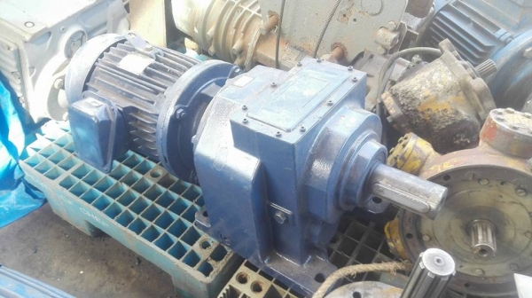 ** SOLD ** มอเตอร์เกียร์อิตาลี่ MOTOVARIO ITALY 10 HP ทด 1:45 ไฟ 380V พร้อมใช้งาน