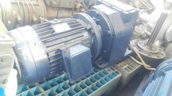 ** SOLD ** มอเตอร์เกียร์อิตาลี่ MOTOVARIO ITALY 10 HP ทด 1:45 ไฟ 380V พร้อมใช้งาน