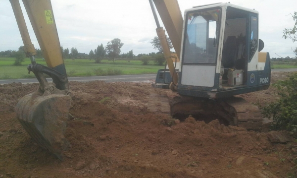 ขายด่วน KOMATSU PC60-6 สภาพสวย เครื่องปั้มดีเยี่ยม รถพร้อมทำงาน โซ่ช่วงล่างสวย รถพร้อมลุยงานครับ สนใจสอบถาม093-0764943 088-3223272  k ตั้ม