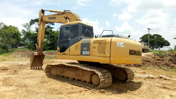 ขายด่วน KOMATSU PC200-7 สภาพพร้อมใช้งาน 10600 กว่าชั่วโมง  เครื่องปั้มดีเยี่ยม โซ่ช่วงล่างพร้อมใช้งาน เอวแน่น แอร์เย็น ไฟฟ้าสมบูรณ์ เอกสารใบอินวอยซ์ สนใจโทรสอบถาม 093-0764943  088-3223272