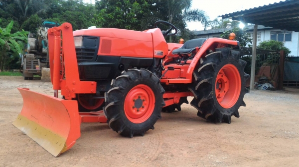 ขายรถไถ KUBOTA L3408 ยางใหม่ 4 เส้น แบตเตอรี่ใหม่ พร้อมดันหน้า เครื่องดี เกียร์ดี ไฮดี ทะเบียนพร้อมโอน ราคา 198,000 ราคาต่อรองได้ สนใจโทรคุยกันก่อนได้ครับ มีรถขนส่งบริการทั่วไทย ร้านสามย่านแทรคเตอร์ อ.แกลง จ.ระยอง โทร 0818618678 ,0899347475 id line=081861