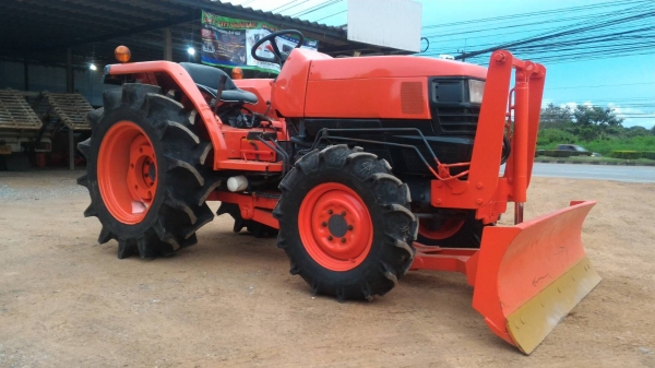 ขายรถไถ KUBOTA L3408 ยางใหม่ 4 เส้น แบตเตอรี่ใหม่ พร้อมดันหน้า เครื่องดี เกียร์ดี ไฮดี ทะเบียนพร้อมโอน ราคา 198,000 ราคาต่อรองได้ สนใจโทรคุยกันก่อนได้ครับ มีรถขนส่งบริการทั่วไทย ร้านสามย่านแทรคเตอร์ อ.แกลง จ.ระยอง โทร 0818618678 ,0899347475 id line=081861