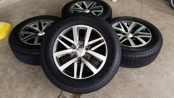 ขายล้อแม็ก fortuner 18" พร้อมยางปี16 สนใจติดต่อร้าน ก.เจริญการยางครับ 081-3747940