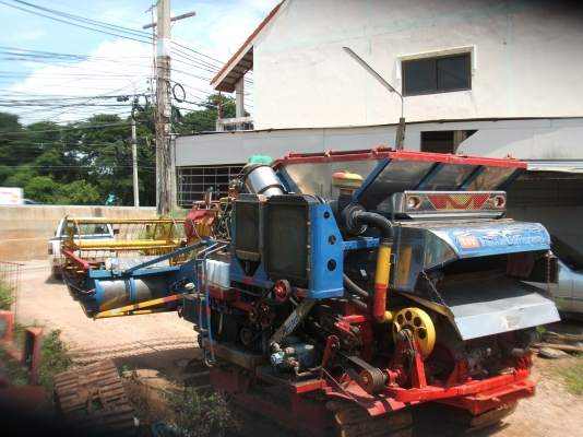 ขายรถเกี่ยวข้าวไทเส็ง อุ้ม 2.5 ตัน รุ่นเดี่ยวทรนง ปี 49 ปั้มไดกินส์ เบอร์ 23 เครื่องยนต์อีซูซุ 210 แรงม้า