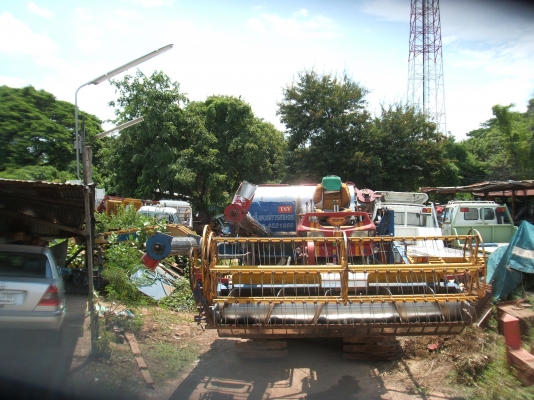 ขายรถเกี่ยวข้าวไทเส็ง อุ้ม 2.5 ตัน รุ่นเดี่ยวทรนง ปี 49 ปั้มไดกินส์ เบอร์ 23 เครื่องยนต์อีซูซุ 210 แรงม้า